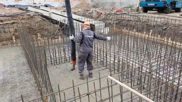 Бетононасос качает бетон.  Красноярск