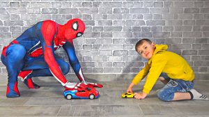 Мой новый друг ЧЕЛОВЕК ПАУК играет со мной в машинки