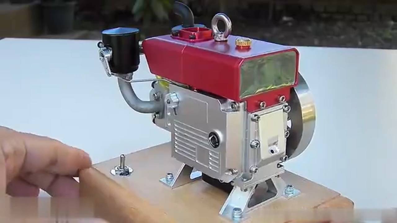 Двигатель ДВС очень маленький. Игрушка для больших!