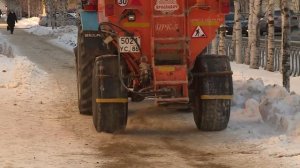 Тракторы, камазы, песок и соль. Они продолжают убирать город от выпавших осадков