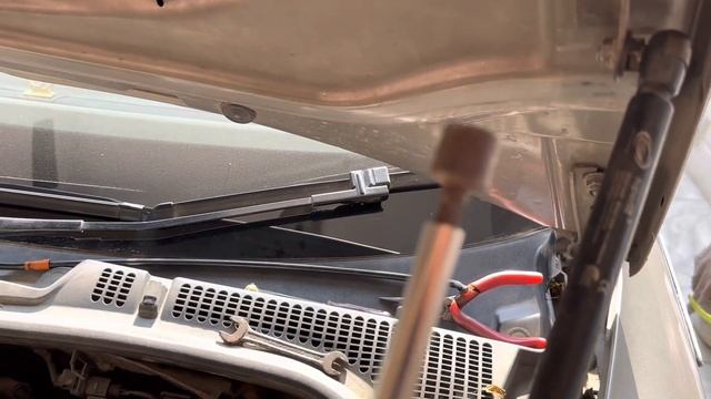 8287056579 HOW TO INSTALL BONNET STRURT / SHOCKER IN SKODA LAURA / OCTAVIA / JETTA смотреть онлайн