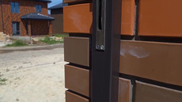 Забор с кирпичными столбами и секциями жалюзи смотреть онлайн