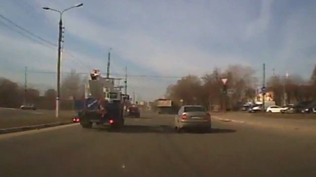 Тверь. КамАЗ опрокинул трактор. смотреть онлайн
