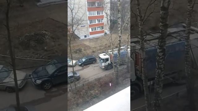 Нарушение ПДД 17. Опять беспредел мусоровозов.