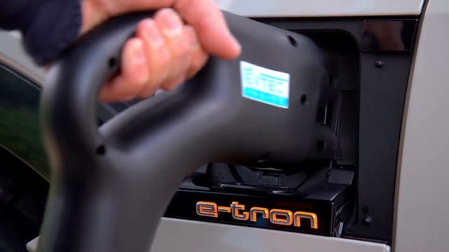 Audi e tron in Siam Beige Charging demo смотреть онлайн