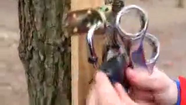 КАК ВЗЛОМАТЬ ЗАМОК ГАЕЧНЫМ КЛЮЧОМ смотреть онлайн