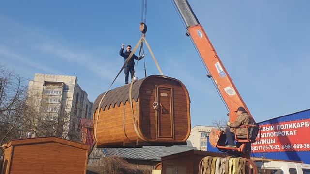 Погрузка бани бочки "Квадро" 4 метра манипулятором. смотреть онлайн