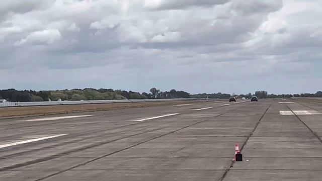 SUV Audi SQ8 vs Audi RSQ8 Drag Racing смотреть онлайн