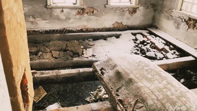 Внутри заброшенного дома. Заброшенная деревня смотреть онлайн