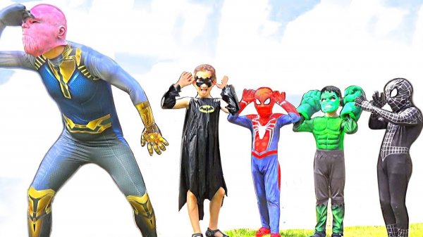 Танос, Халк, Человек Паук, Бэтмен, Веном играют в прятки