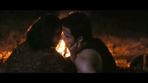 Huma qureshi & Emraan Hashmi hottest kissing scene