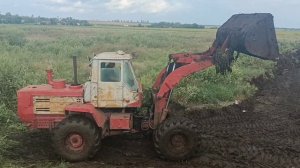 Удобрение полей продолжается. Погрузчик Т-156, два МТЗ🚜