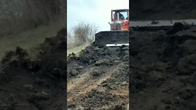 ДТ 75 толкаем грунт,ремонт дамбы ставка. смотреть онлайн