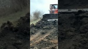 ДТ 75 толкаем грунт,ремонт дамбы ставка.