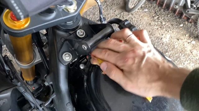 Замена воздушного фильтра-антифриза на SUZUKI V-STROM DL1000#suzuki#dl1000#V-Srom#moto смотреть онлайн