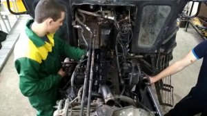 Славик и Димон снимают головку на МТЗ-82