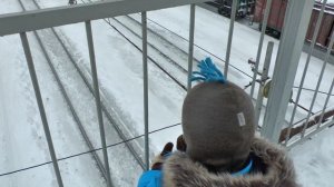 Видео про поезда - Макс идет смотреть поезда - Видео для детей