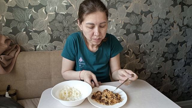 Мукбанг Плов, луковый салатик.