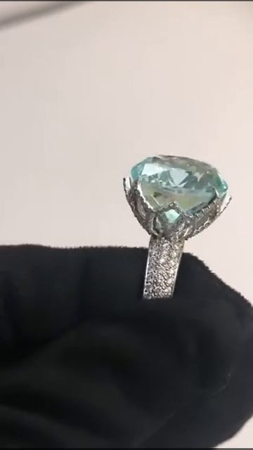 Центральный камень турмалин Параиба с бриллиантами, 750 проба от компании «CONSTANTIN ARTMAYER»