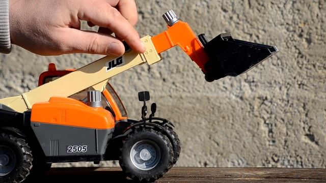 BRUDER Toys JLG 2505 Telehandler Teleskoplader