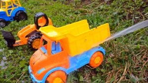 Грязнуля Синий трактор едет по лужам по грязи на мойку Видео для детей про машинки игрушки