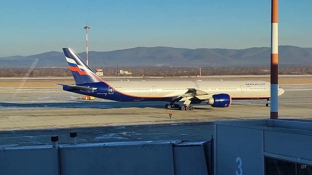 Предполëтная подготовка воздушных судов. Аэропорт Владивосток. Зимний перрон. смотреть онлайн