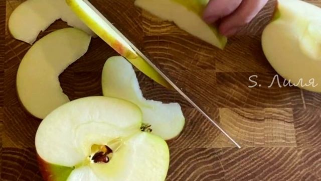 Два яблока, вишневый джем и простое тесто на кефире это вкусный открытый пирог. смотреть онлайн