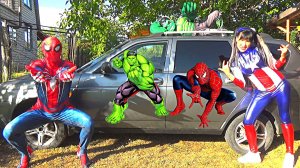 Демьян, папа и мама превращаются в супергероев. Волшебные картинки на машине.