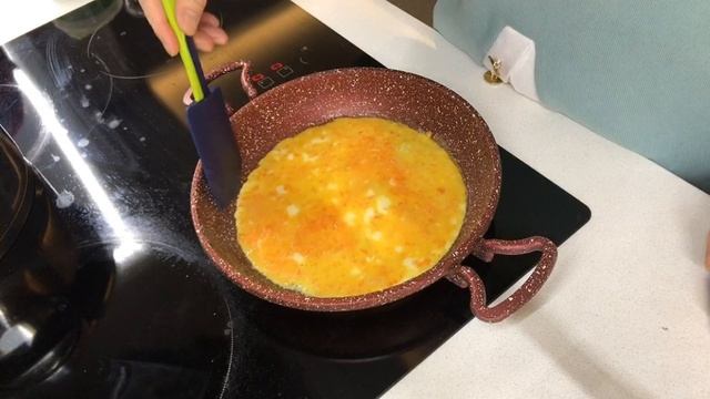 [KORE yemek] YUMURTA RULOSU YAPIMI TARIFI / koreli anne / kore turkiye international couple смотреть онлайн