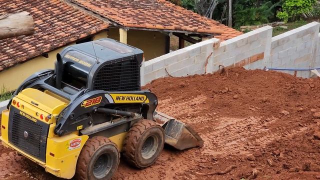 MINI CARREGADEIRA NEW HOLLAND L218 EMPURRANDO TERRA