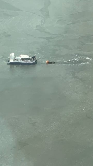 ⚡️Напротив ЖК City Bay человек провалился под лед в реку Выходить на лёд сейчас смертельно опасно! смотреть онлайн