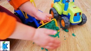 Синий трактор едет Играем с синим трактором в домашней песочнице