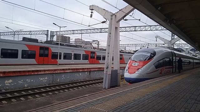Старое видео! Электропоезд ласточка! ЭС2Г??? с сообщением Москва Тверь на станции Ленинградский во- смотреть онлайн
