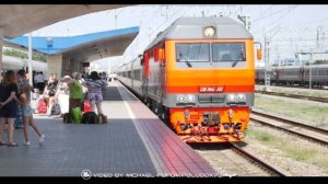 Тепловозы ТЭП70БС с пассажирскими поездами прибывают на станцию Анапа