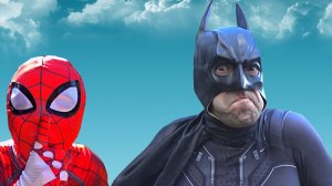 БЭТМЕН и ЧЕЛОВЕК ПАУК играют в прятки