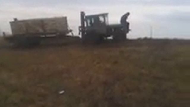 Под дамбу с грузом трактор смотреть онлайн