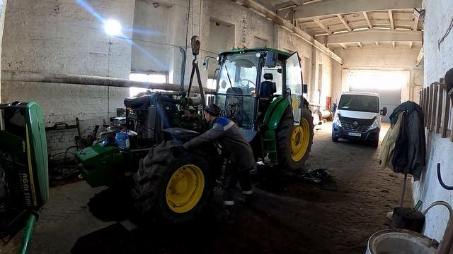 Погнало масло с коробки JohnDeere 6110B. В чем причина?