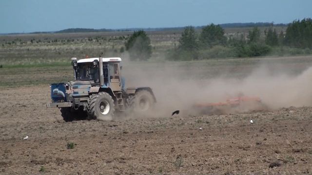 ХТЗ -17221 на дисковании почвы. смотреть онлайн