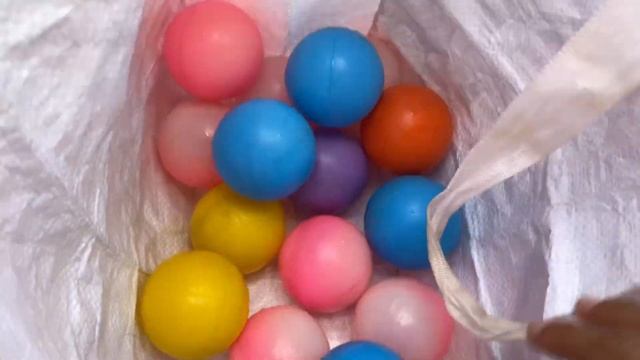 DESAFIO DA PISCINA: ACERTE A COR DA BOLINHA- Pool challenge: match the color of the ball смотреть онлайн