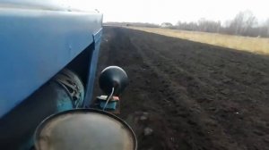вспашка на т 40. двухкорпусным плугом. готовлю землю.