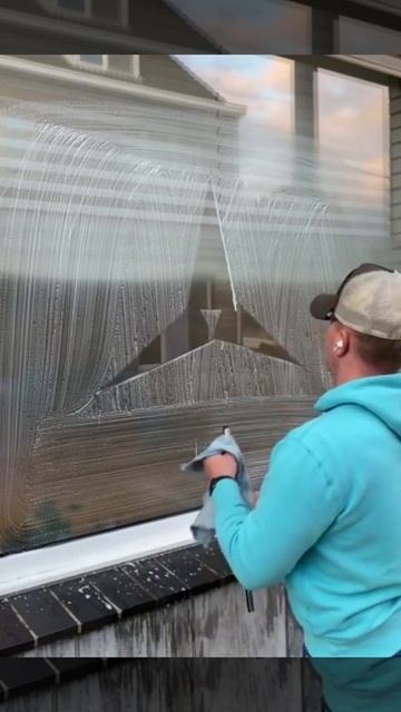 Guy Draws A Neat Mercedes Logo On A Glass Window Using Soap And A Squilgee смотреть онлайн