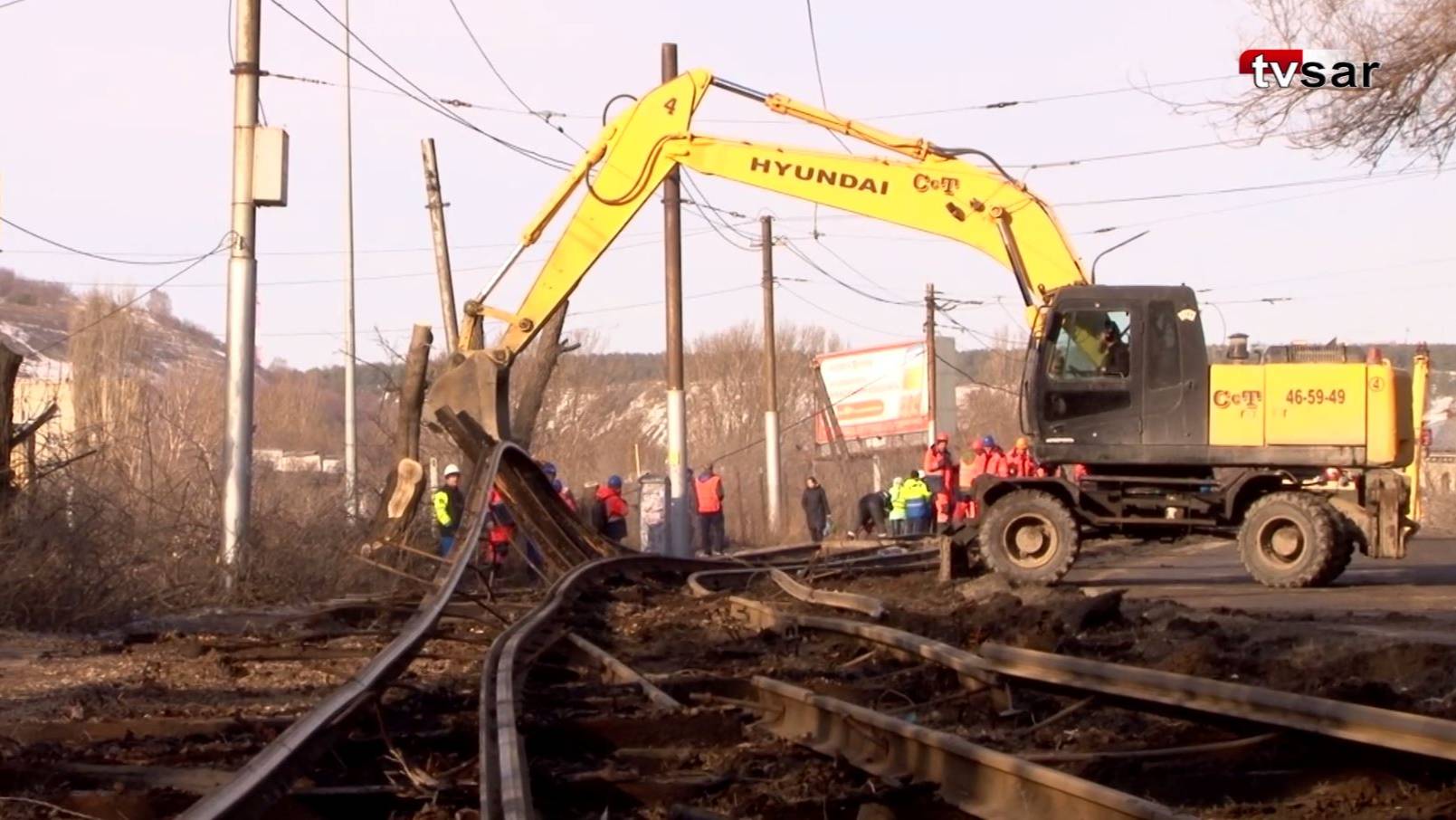 Утро без "тройки". Саратовцы по привычке ждут трамвая, рельсы демонтируют смотреть онлайн