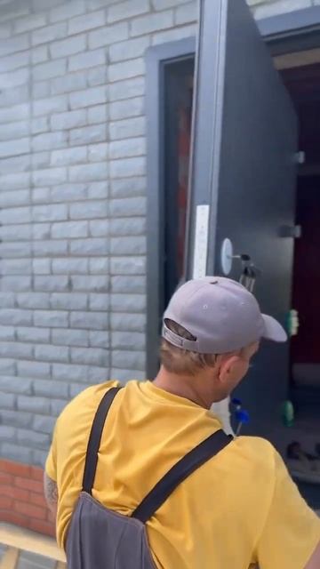 Монтаж входной двери!Делаем качественно, а строим под ключ🔥Пишите в Direct, если хотите свой дом смотреть онлайн