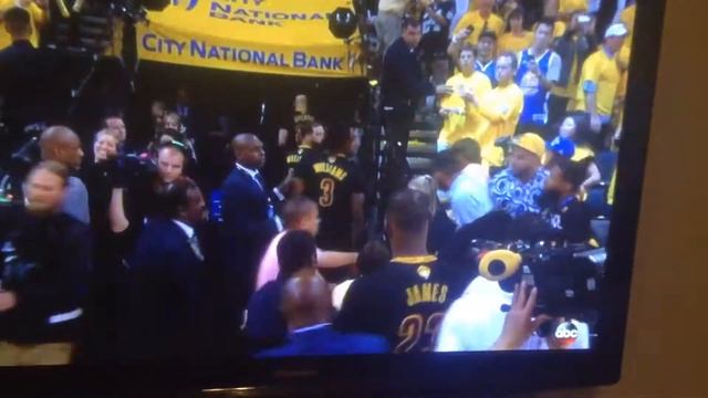 Fan fight caught on camera as Lebron James goes to locker room🏀 Game 2🏀 NBA FINALS смотреть онлайн