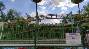 Аттракцион "Гусеница". Парк в нашем небольшом городке. Гусеница, это лучшее, что в нём есть🤣