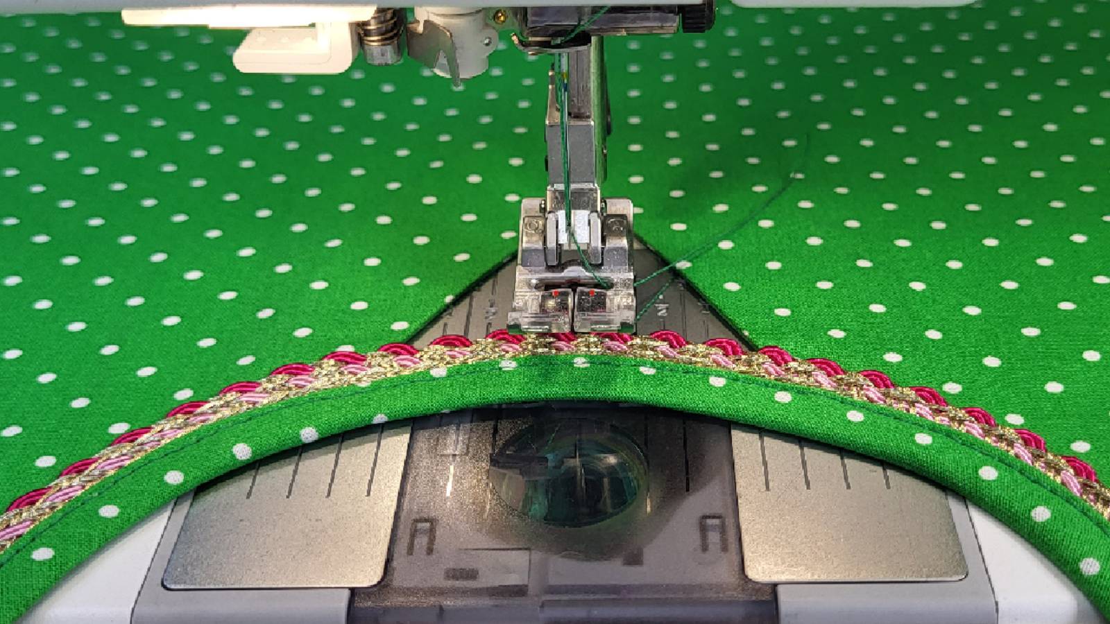 Декор горловины: простые швейные приёмы для начинающих смотреть онлайн