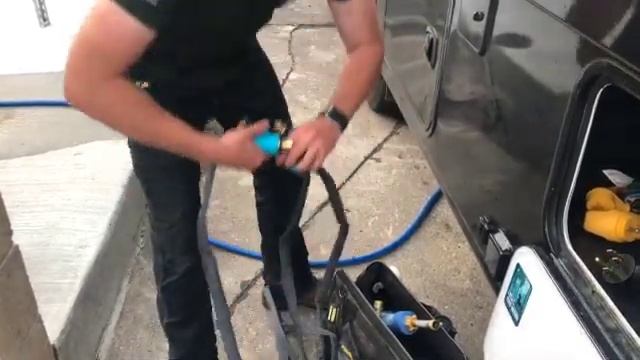 Filling the fresh water tank on 2017 Thor Motor Coach Chateau Super C 35SB смотреть онлайн