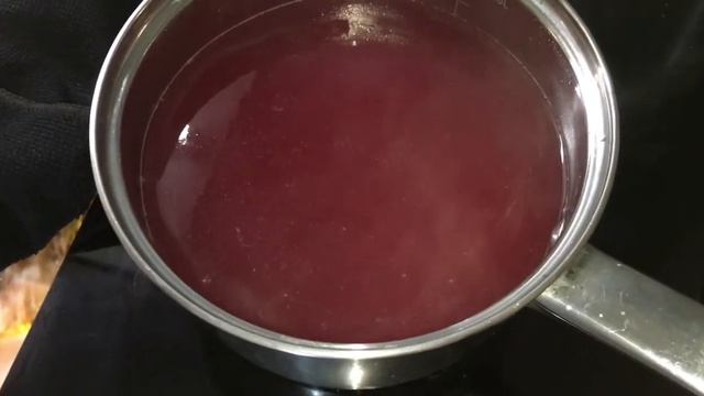 15.07.22г.  Сделали прививку.Лиза готовит жареный картофель и кисель.