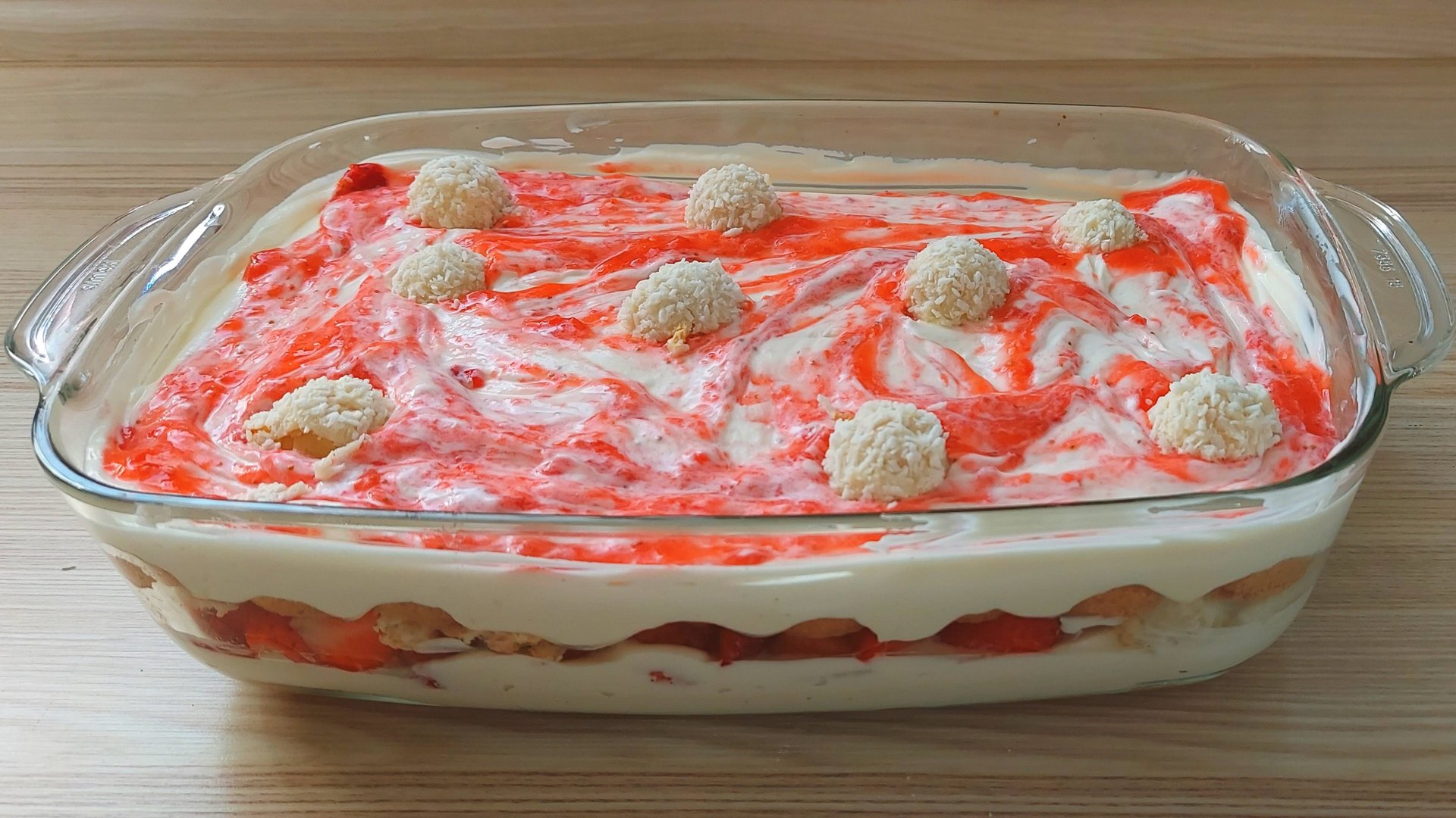 Тирамису с клубникой и Рафаэлло. Торт без выпечки. Вкусный десерт смотреть онлайн