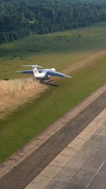 Взлет и посадка Ил76 на грунтовку! смотреть онлайн